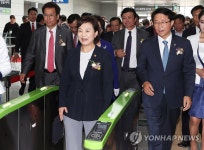 개찰구 통과하는 김현미 장관
