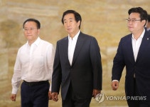 의원총회 입장하는 김성태
