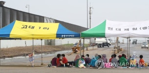 야적장 지키는 마을 주민들