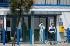 프랑스 슈퍼마켓서 24세 여성이 신은 위대하다며 칼부림