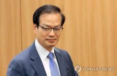 간담회장 들어서는 허익범 특검