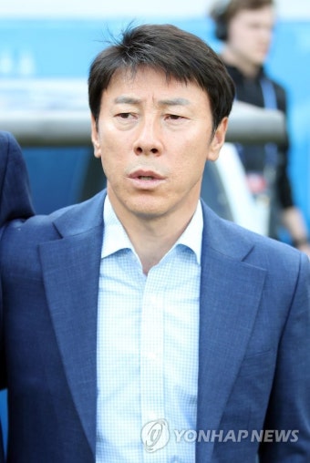 [월드컵] 경기장 바라보는 신태용 감독