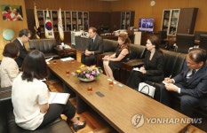 파비앙 페논 프랑스 대사와 면담하는 조성부 연합뉴스 사장