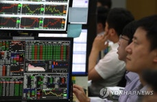 모니터 주시하는 딜러