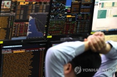 모니터 주시하는 딜러