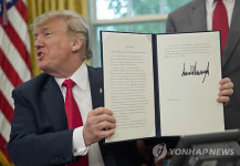 트럼프, 거센 비난 여론에 '아동 격리수용' 철회…행정명령 서명(종합)
