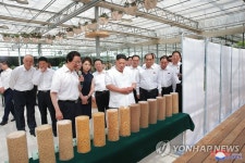중국 농업과학원 참관하는 김정은