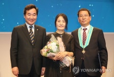 이낙연 총리, 건설의 날 유공자들과