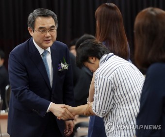 직원과 인사하는 황철규 부산고검장