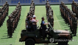 입영심사대 열병하는 참전 용사들