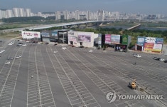 한산한 부동산 견본주택 주차장