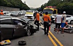 인천 고가도로서 승용차 2대 충돌…2명 중상