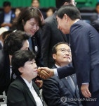 참석 의원들과 인사하는 김성태