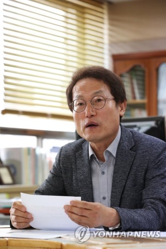 인터뷰하는 조희연 교육감