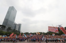 거리로 나온 자동차 정비업 종사자들