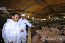 돼지 농가 현장 방문한 이규성 차장