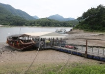 괴산댐 수위 2ｍ 낮췄더니…60년 만에 펄 드러나고 악취 진동