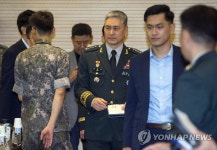 포럼장 들어서는 김용우 육군총장