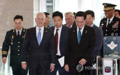 함께 청사 들어서는 한미 국방장관
