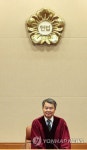 대심판정 입장하는 이진성 헌재 소장