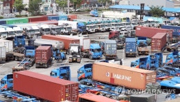 주 52시간 첫날 부산항 화물차 가득