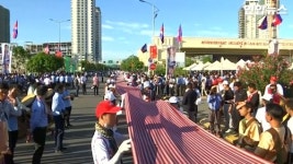 [현장] 1천150ｍ 길이 캄보디아 전통 천, 기네스북에 올랐다