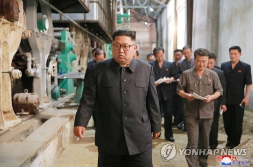 김정은 국무위원장, 압록강 물 잡으며 주민 구조 지시!
