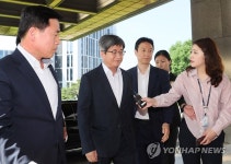 김명수 대법원장 '묵묵부답'