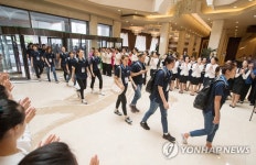 평양 고려호텔서 환영 받는 남북 통일농구 대표단