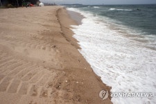 최근 정비했는데 또 침식되는 동해안 해변