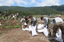 폭우로 무너진 제방서 복구작업