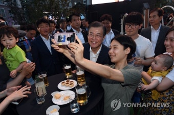 셀카 찍는 문 대통령