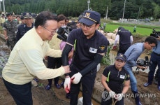 고생하십니다…격려하는 김부겸 장관
