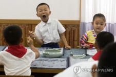 붓글씨 배우는 북한 어린이