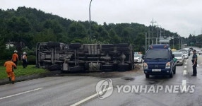 어린이집 승합차 들이받고 넘어진 덤프트럭
