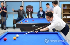 이철우 경북도지사 점심시간 활용 직원들과 당구