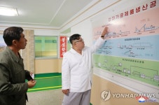 감자가루생산공장 찾은 김정은 위원장