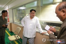 감자가루생산공장 찾은 김정은 위원장