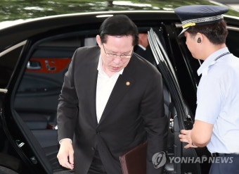 차량에서 내리는 송영무 국방장관