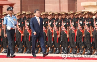 문 대통령, 인도 의장대 '나홀로 사열(?)'