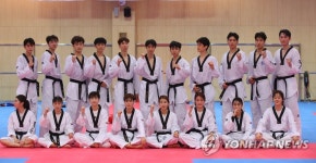 파이팅 외치는 태권도 대표팀