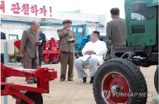 중흥농장 관계자들과 대화하는 북한 김정은