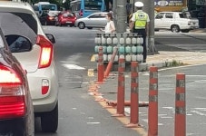 얌체운전에 짓밟히는 시선 유도봉…혈세 낭비에 안전위협까지