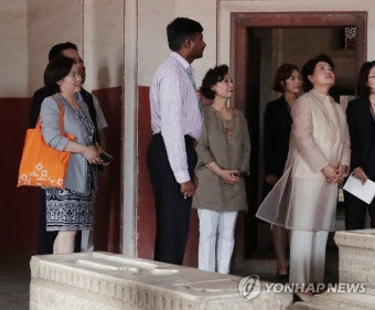 평창 에코백 들고 인도 순방 나선 김정숙 여사