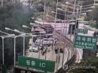 대형 싱크홀에 멈춰선 차량들