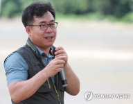 갯게 설명하는 김형섭 교수
