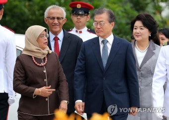 야콥 싱가포르 대통령 안내받는 문 대통령 내외