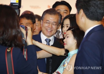 문 대통령, 셀카 찍으며 환한 미소