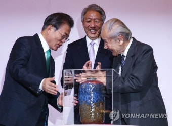 '싱가포르 렉처' 마친 뒤 선물받는 문 대통령