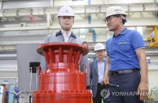 풍력부품 생산현장 둘러보는 백운규 장관